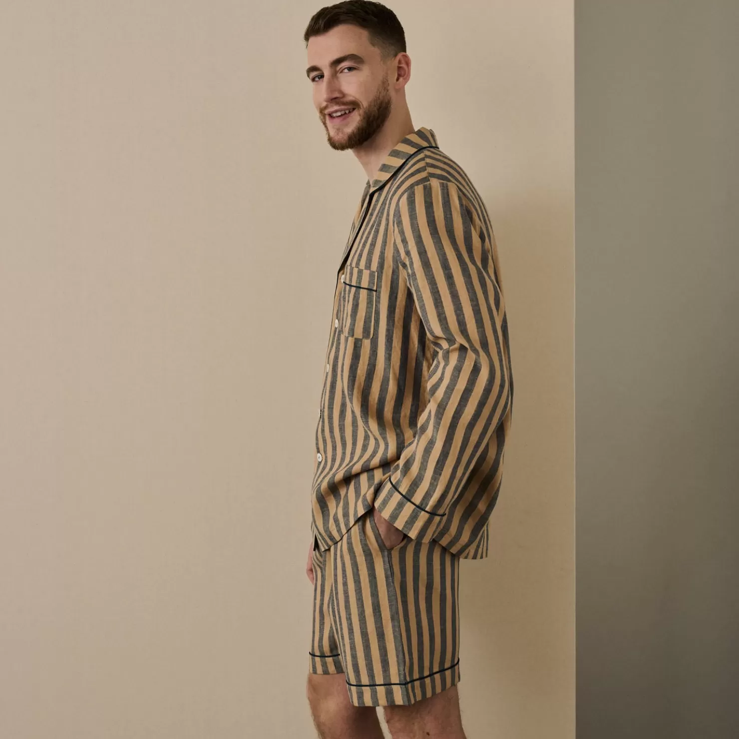 Piglet in Bed Men's d Linen Pajama Short Set