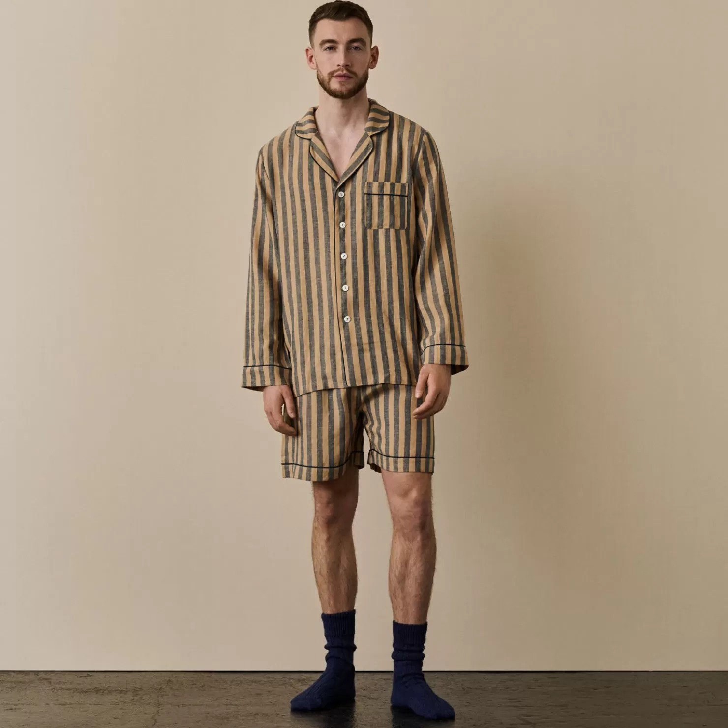 Piglet in Bed Men's d Linen Pajama Short Set