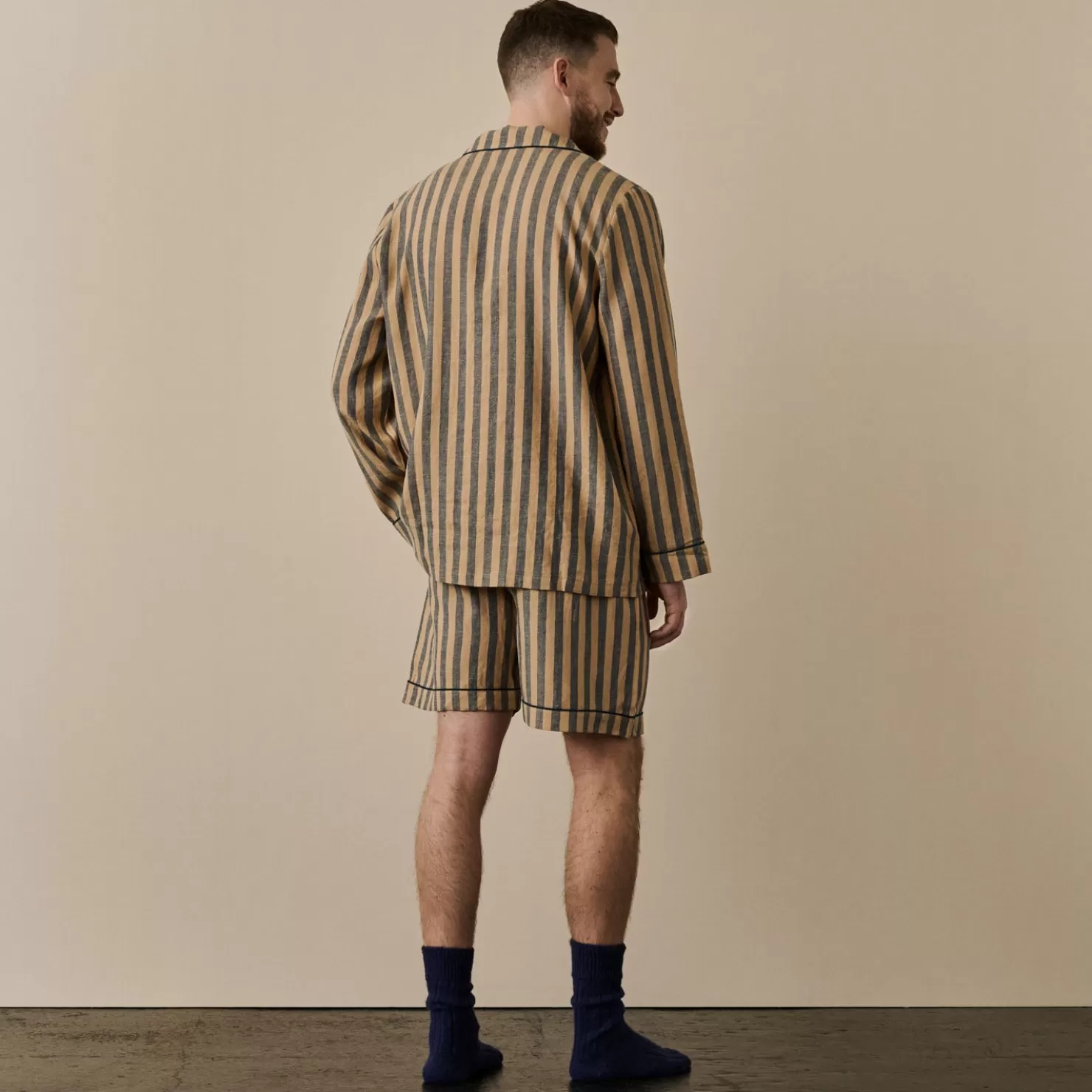 Piglet in Bed Men's d Linen Pajama Short Set